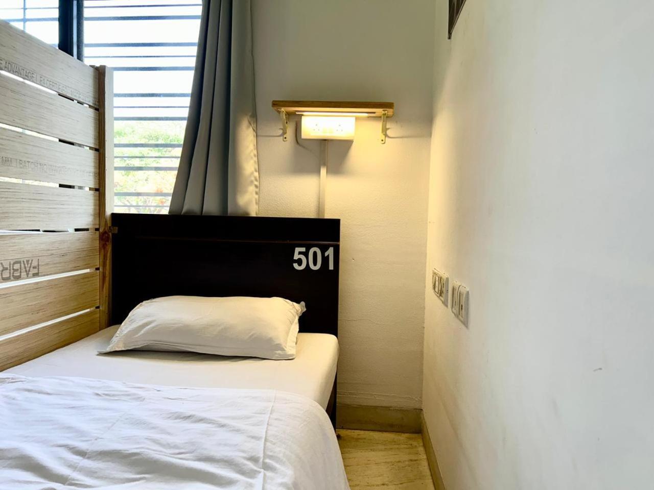 Hostel Lifespace- Twin Bungalow With Pods, Bunks, Private Rooms, Cowork & Cafe Pune Eksteriør billede