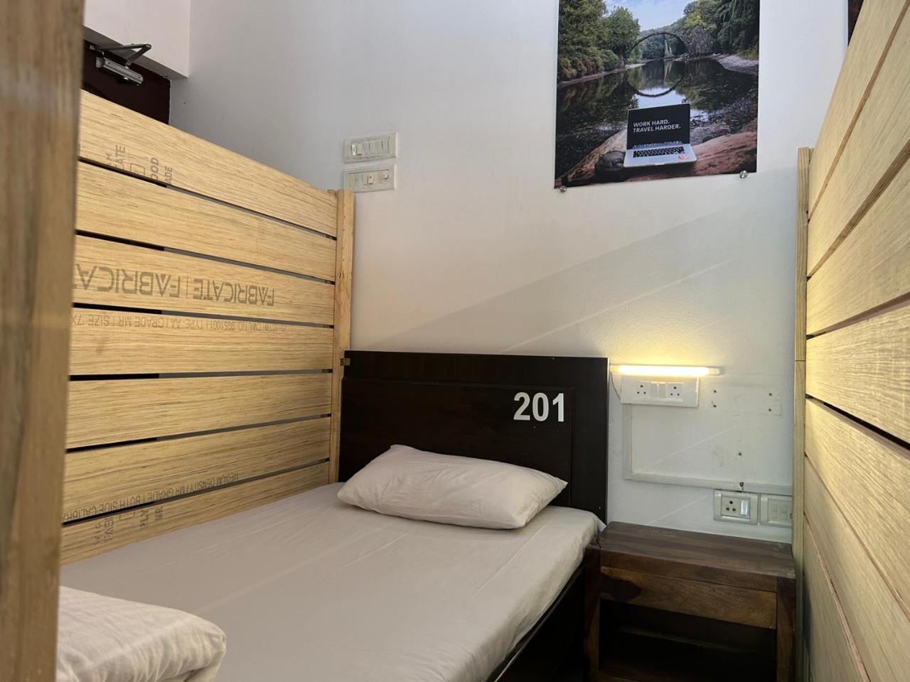 Hostel Lifespace- Twin Bungalow With Pods, Bunks, Private Rooms, Cowork & Cafe Pune Eksteriør billede